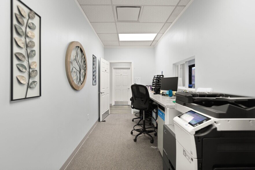 More Photos Of 725 S Main St, London Medical For Sale