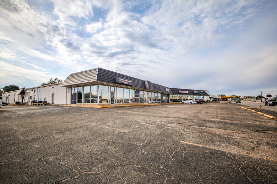 More Photos Of 500 Lake Air Dr, Waco Unknown For Lease