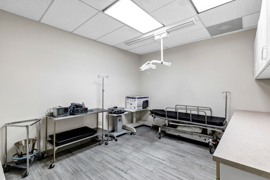 More Photos Of 15405 N 99th Ave, Sun City Medical For Lease