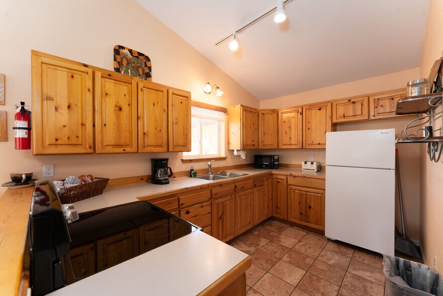 More Photos Of 1624 E Main St, Montrose Hotel For Sale