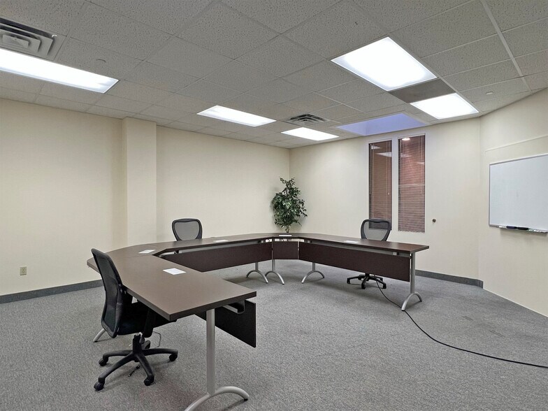 More Photos Of 2800-2860 W 21st St, Erie Office For Lease