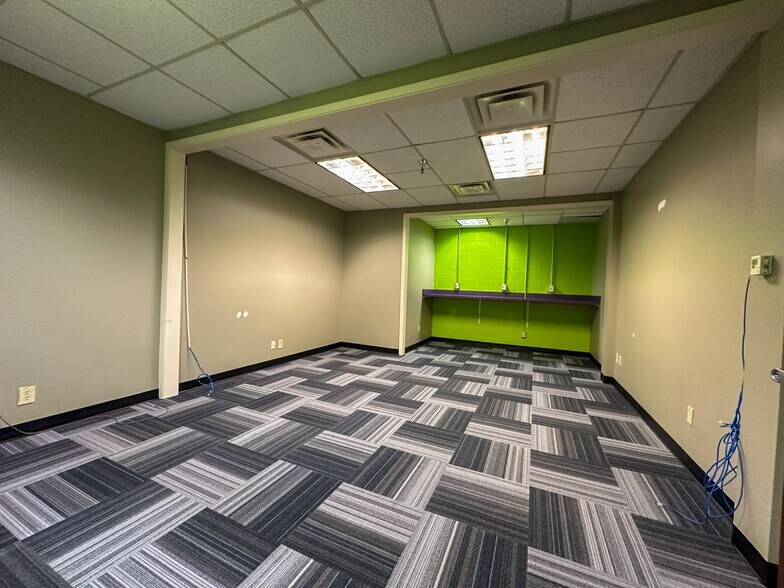 More Photos Of 806 Willowcreek Dr, Jacksonville Warehouse For Lease