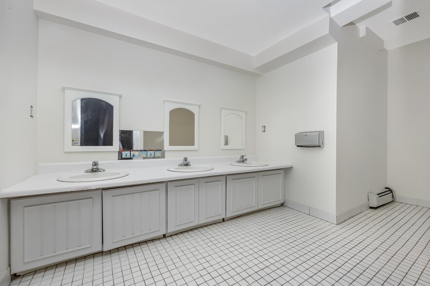 More Photos Of 66-06 70th St, Middle Village Office For Sale
