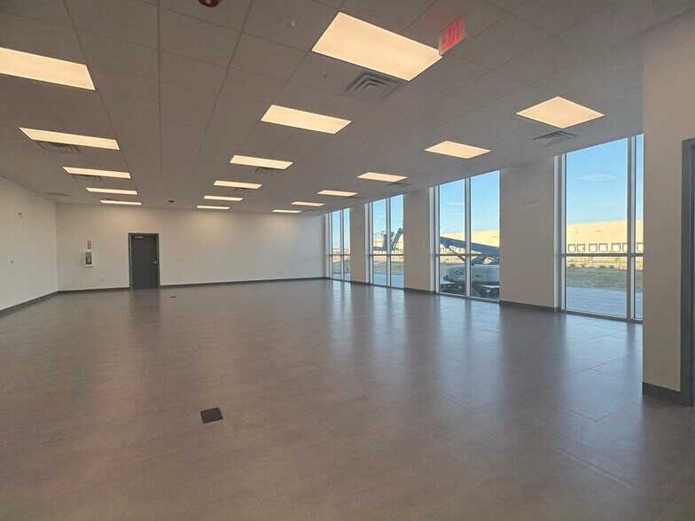 More Photos Of 21648 Kraus Lp, Laredo Industrial For Lease