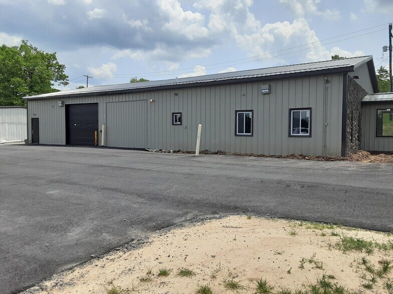 More Photos Of 5 N Conahan Dr, Hazleton Warehouse For Lease