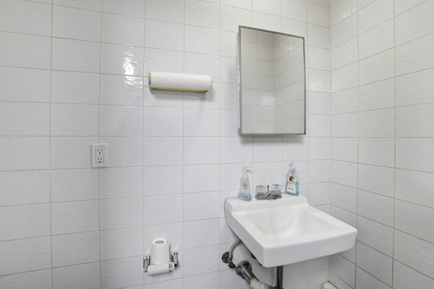 More Photos Of 4169 Iris Pl, Bethpage Medical For Sale