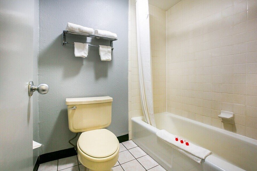 More Photos Of 4012 N State Line Ave, Texarkana Hotel For Sale