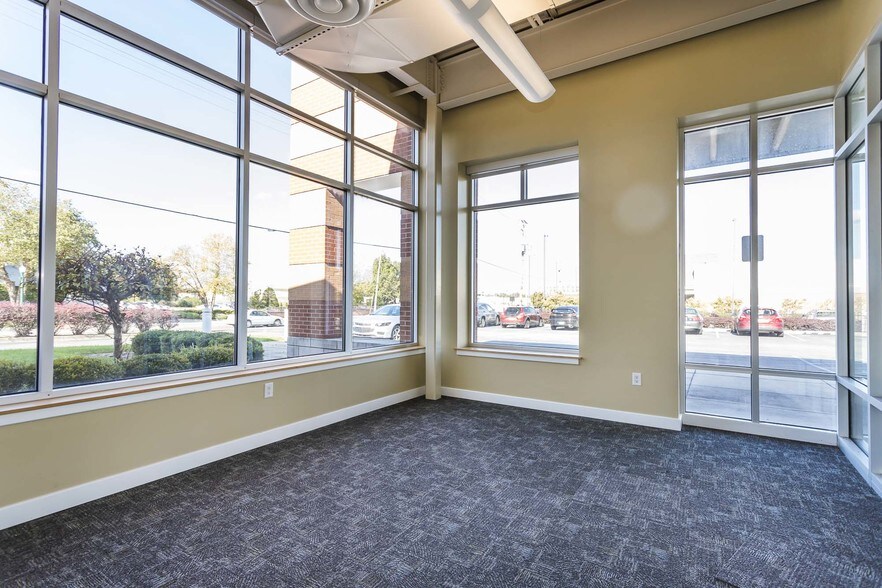 More Photos Of 900 Spring St, Jeffersonville Medical For Lease