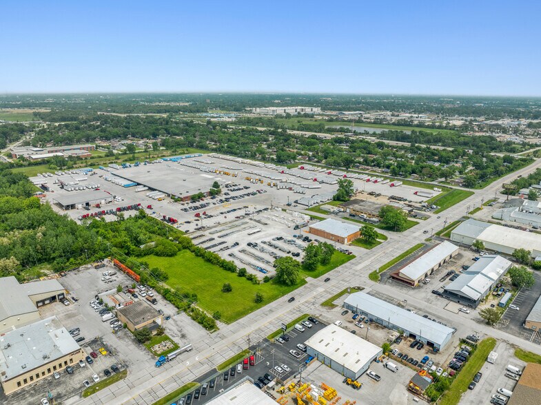 More Photos Of 2950 W 167th St, Markham Warehouse For Lease