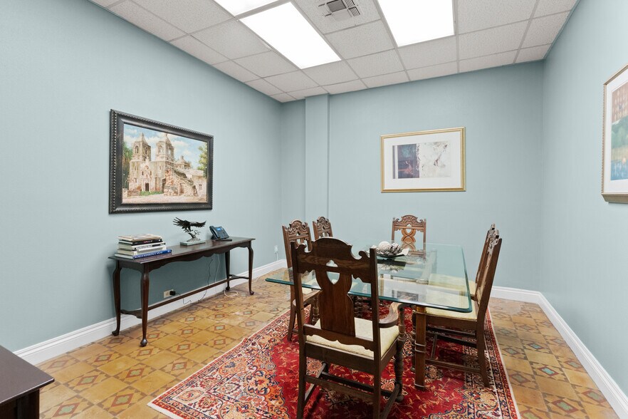 More Photos Of 425-427 S Saint Marys St, San Antonio Storefront Retail Office For Sale