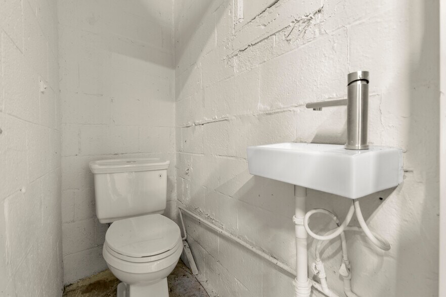 More Photos Of 35812 W Michigan Ave, Wayne Carwash For Lease