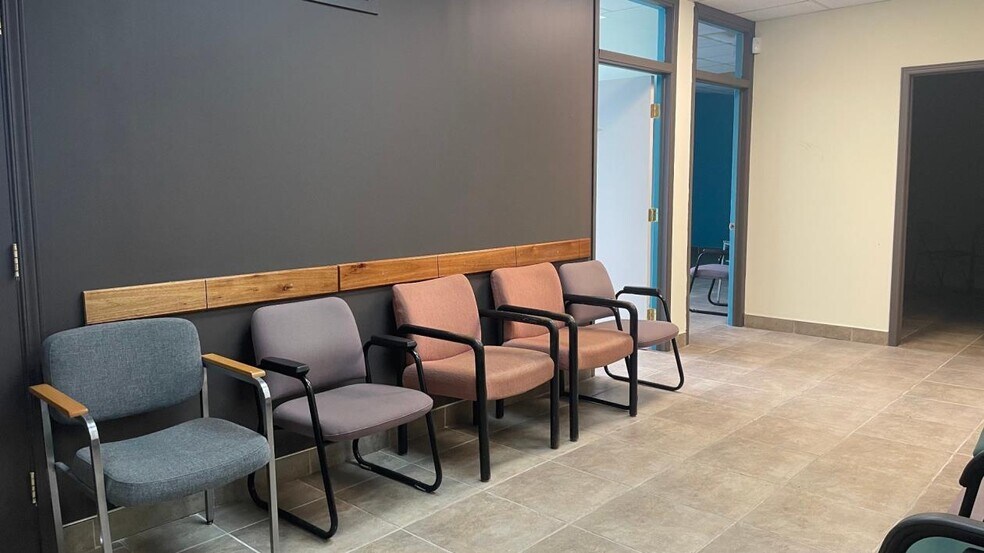 More Photos Of 2944 Boul Taschereau, Longueuil Office For Lease