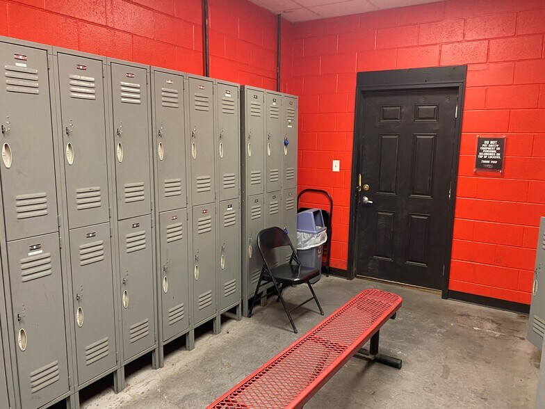 More Photos Of 2703 W 9th St, Marion Industrial For Lease