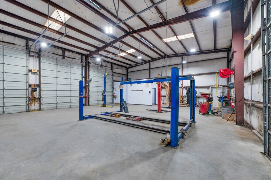 More Photos Of 8621 Antelope Dr, Houston Service For Lease