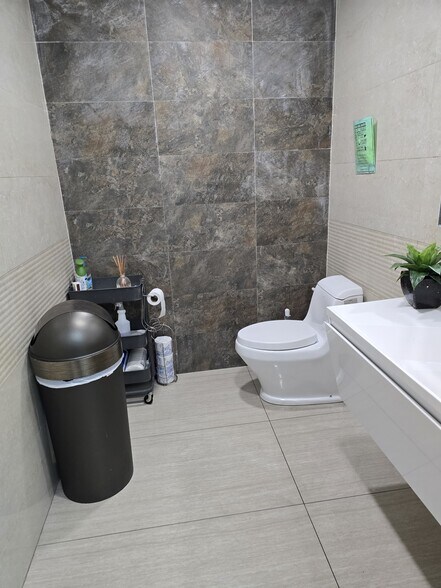 More Photos Of 4650-4698 NW 74th Ave, Miami Warehouse For Lease