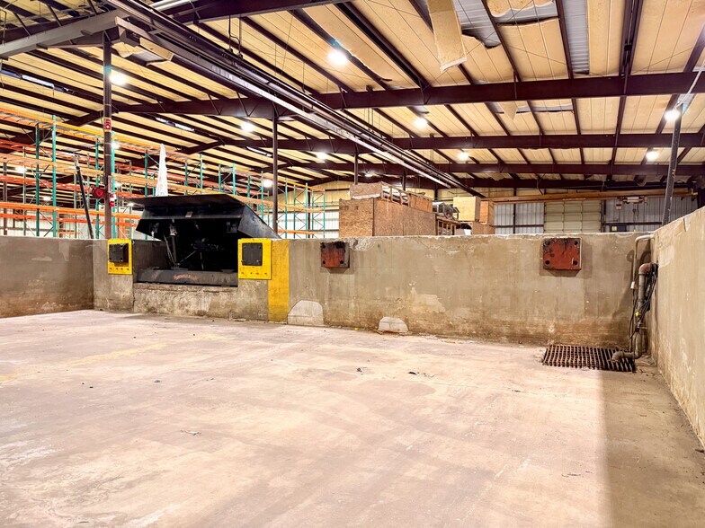 More Photos Of 304 Winston Creek Pky, Lakeland Warehouse For Lease