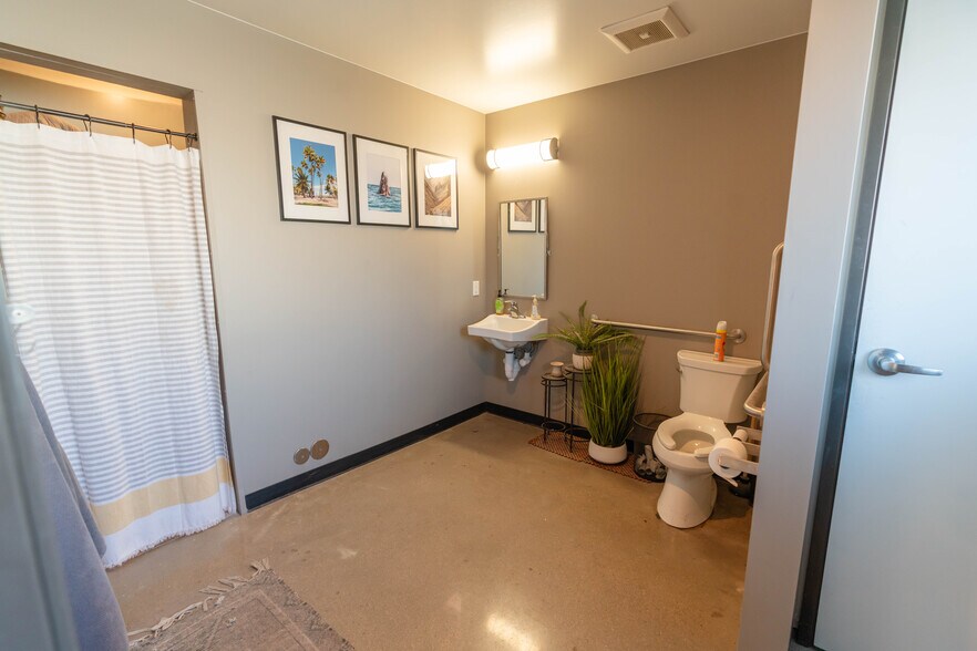 More Photos Of 3000 Airport Dr, Erie Light Manufacturing For Sale