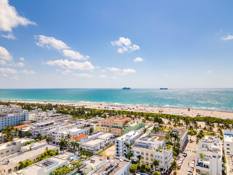More Photos Of 820 Ocean Dr, Miami Beach Restaurant For Lease