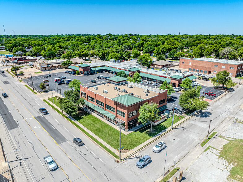 Primary Photo Of 300-318 S Main St, Weatherford Storefront For Lease