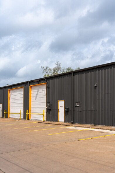 More Photos Of 3306 Ella Blvd, Houston Unknown For Lease