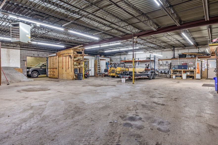 More Photos Of 415 N 3rd St, Rockford Light Distribution For Lease