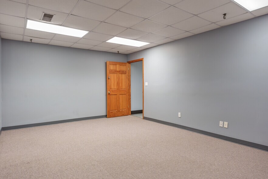 More Photos Of 3944 Auburn St, Rockford Warehouse For Lease