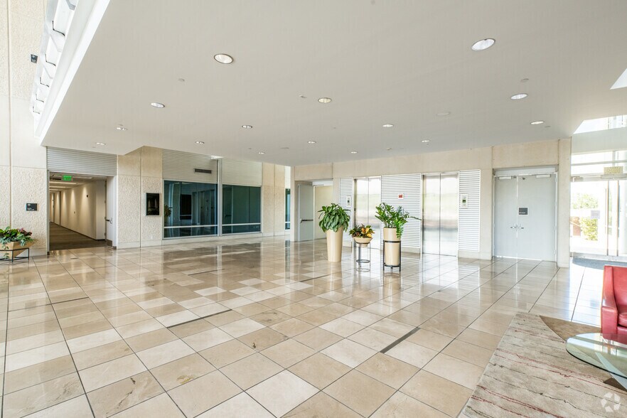 More Photos Of 810 Hester's Crossing, Round Rock Office For Lease