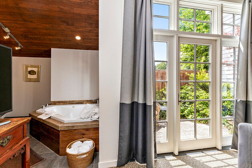 More Photos Of 240 E California St, Jacksonville Hotel For Sale