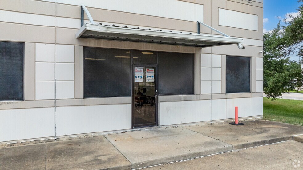 More Photos Of 5525 Brittmoore Rd, Houston Distribution For Lease