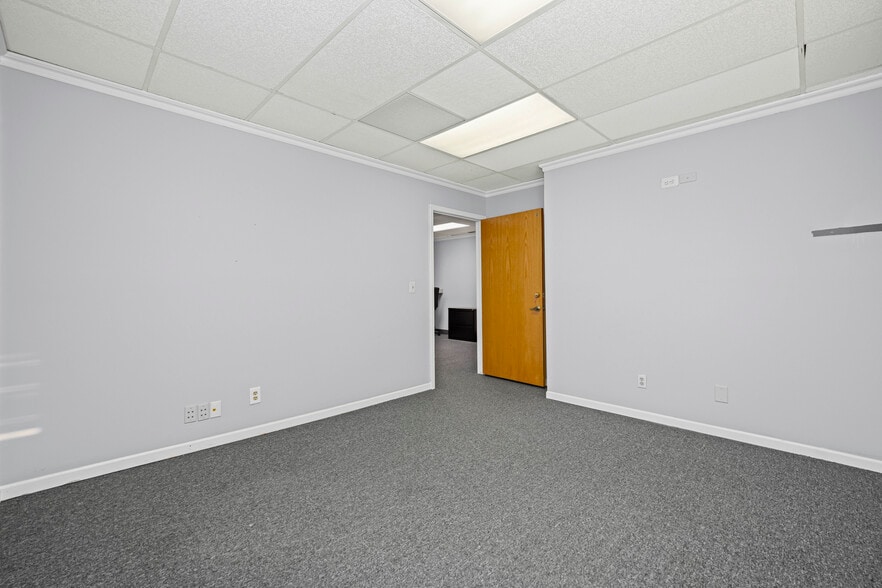 More Photos Of 30521 Schoenherr Rd, Warren Medical For Lease
