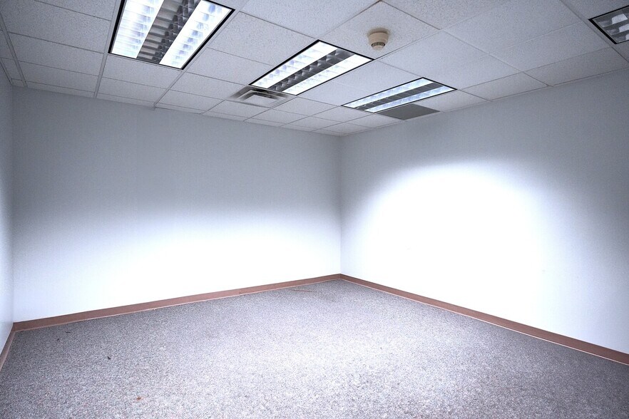 More Photos Of 646 Chicago Rd, Chicago Heights Office For Lease