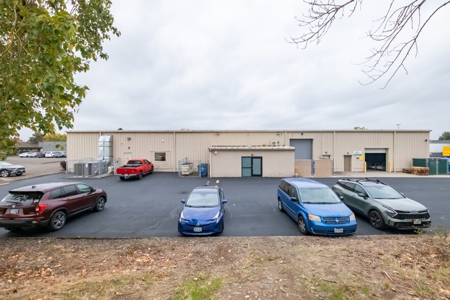 More Photos Of 1241 SE Clay St, Albany Storefront For Sale