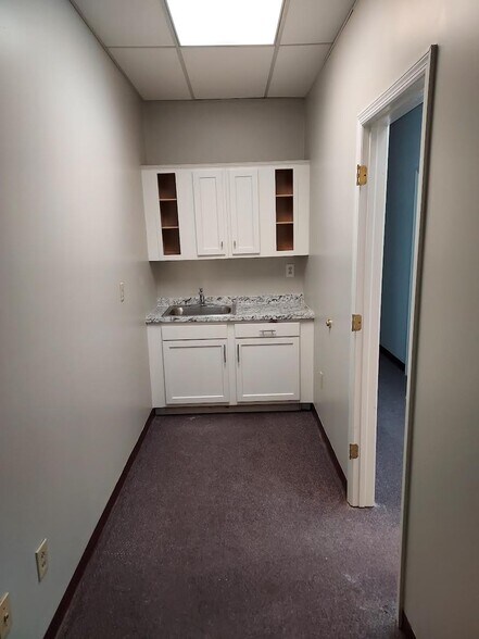 More Photos Of 120 Holiday Ct, Franklin Medical For Lease