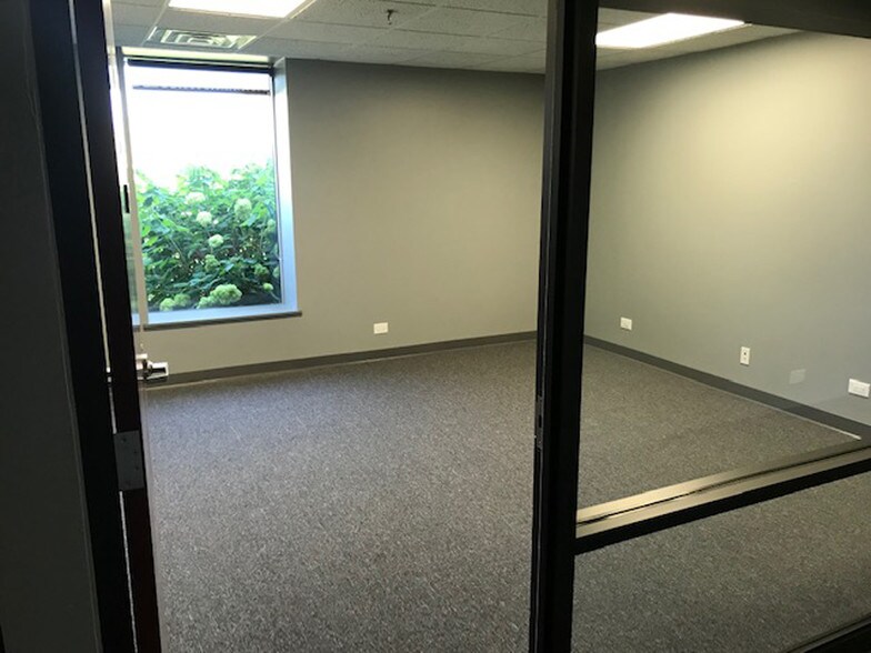 More Photos Of 426 S Westgate St, Addison Self Storage For Lease