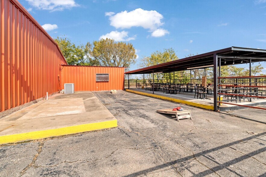 More Photos Of 3610 N Main St, Paris Restaurant For Sale