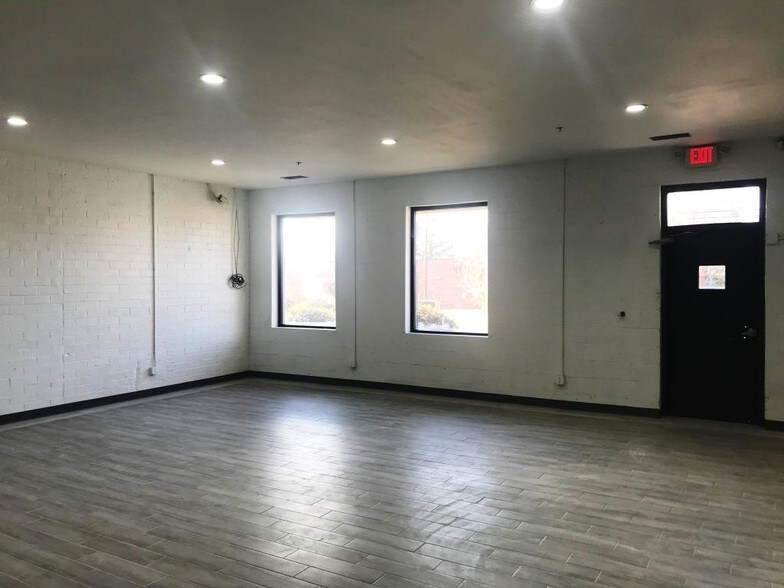 More Photos Of 1531 Stone Ridge Dr, Stone Mountain Warehouse For Lease