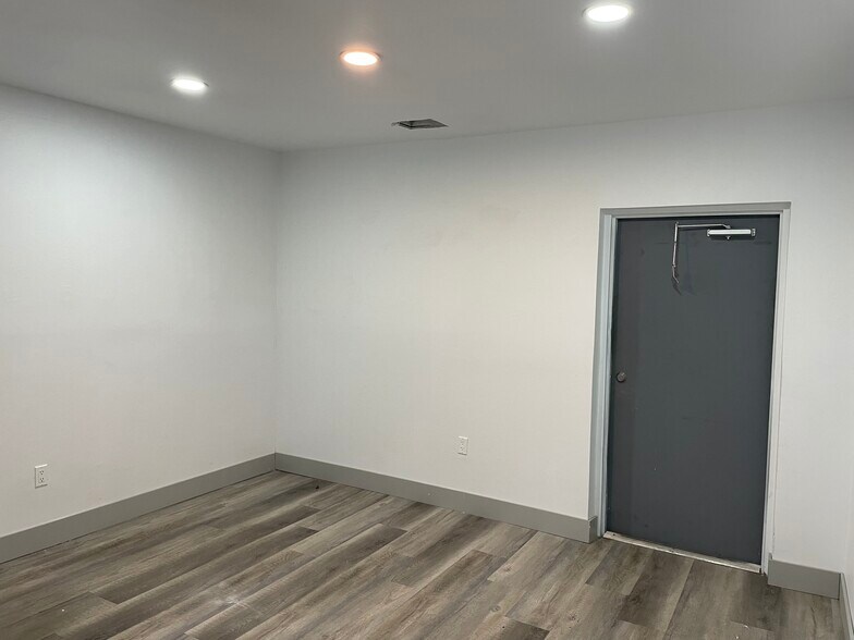 More Photos Of 944 Country Club Blvd, Cape Coral Warehouse For Lease