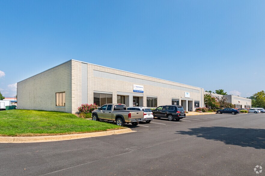 More Photos Of 243 Quigley Blvd, New Castle Warehouse For Lease