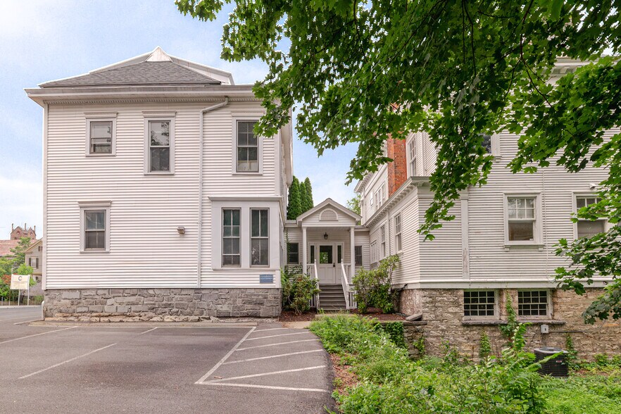 More Photos Of 437 E Allen St, Hudson Office For Sale