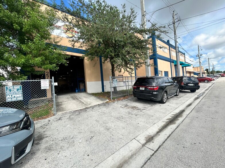 More Photos Of 2720 W 3rd ct, Hialeah Manufacturing For Lease