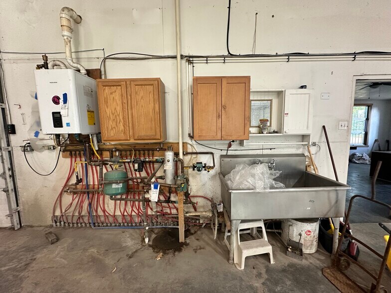 More Photos Of 9026 Kautzman Rd, Billings Warehouse For Lease