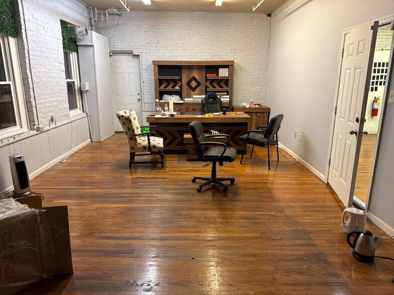 More Photos Of 181 S Whitfield St, Nazareth Office Residential For Sale