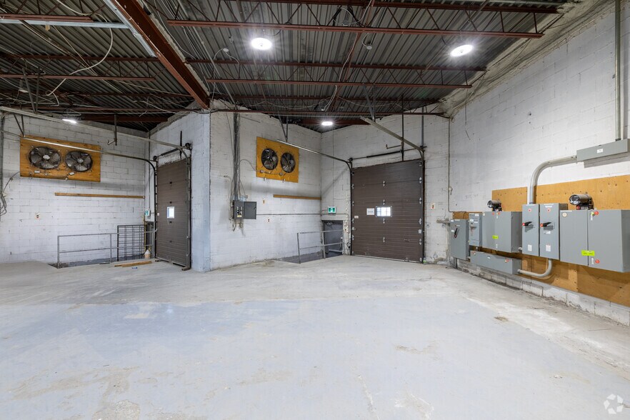 More Photos Of 4000-4036 Boul De La Côte-Vertu, Montréal Showroom For Lease