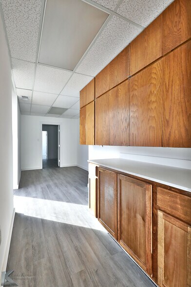 More Photos Of 411 E South 11th St, Abilene Warehouse For Lease