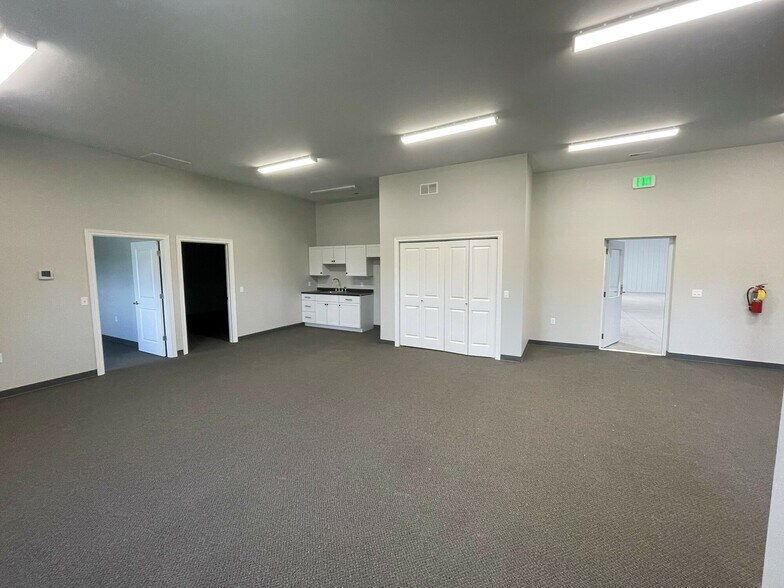 More Photos Of 8215 Taney Pl, Merrillville Warehouse For Lease