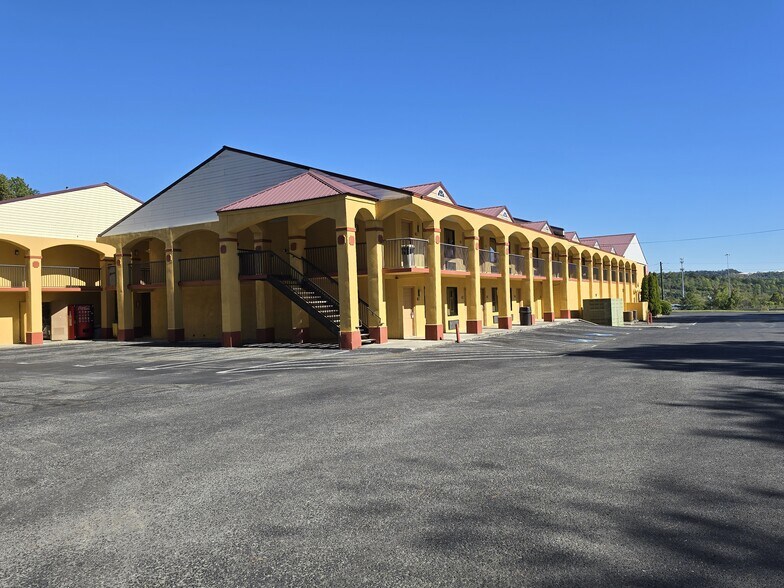 More Photos Of 1507 N Tibbs Rd, Dalton Hotel For Sale