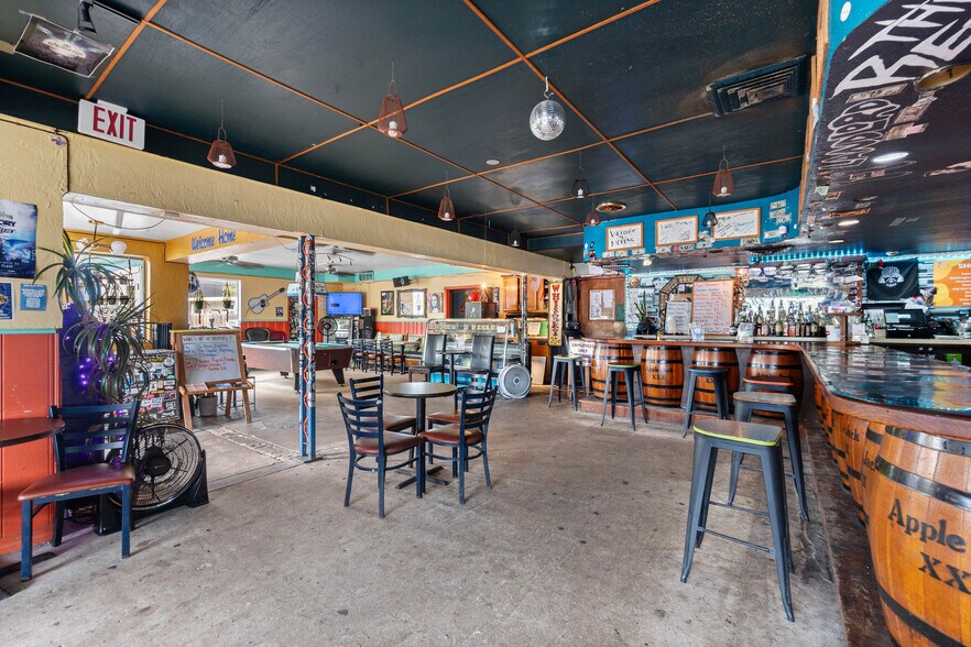 More Photos Of 10 Anastasia Blvd, Saint Augustine Bar For Lease