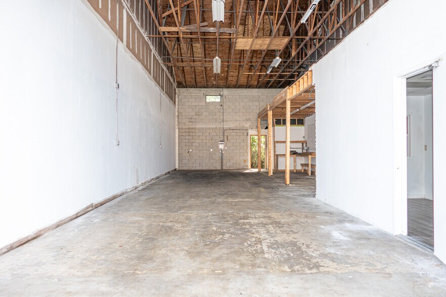 More Photos Of 1053 SE Holbrook Ct, Port Saint Lucie Warehouse For Lease