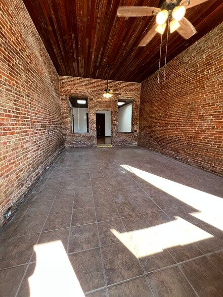 More Photos Of 101 N Broadway St, Hugo Freestanding For Lease