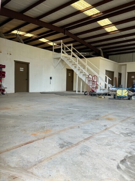 More Photos Of 1658 County Road 412, Glen Rose Warehouse For Lease